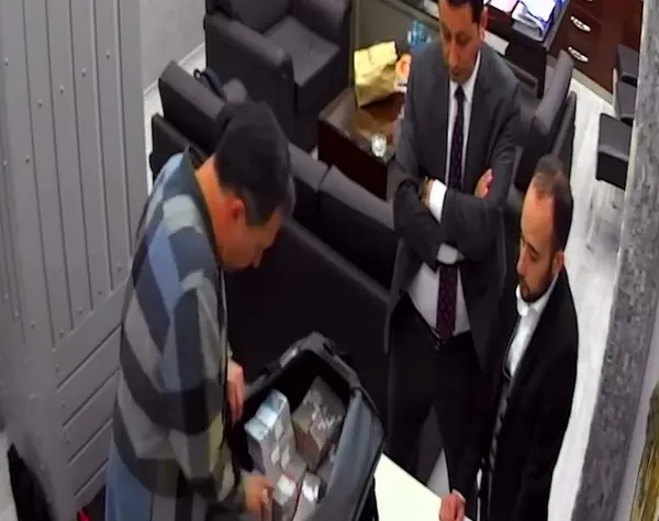 1711106963710.jpg Paradan kulelerde İmamoğlu imzası! Yeni görüntülerde müdürü Tuncay Yılmaz paraların içinde! Yerde sürüklenerek taşınan ikinci valiz... - 4