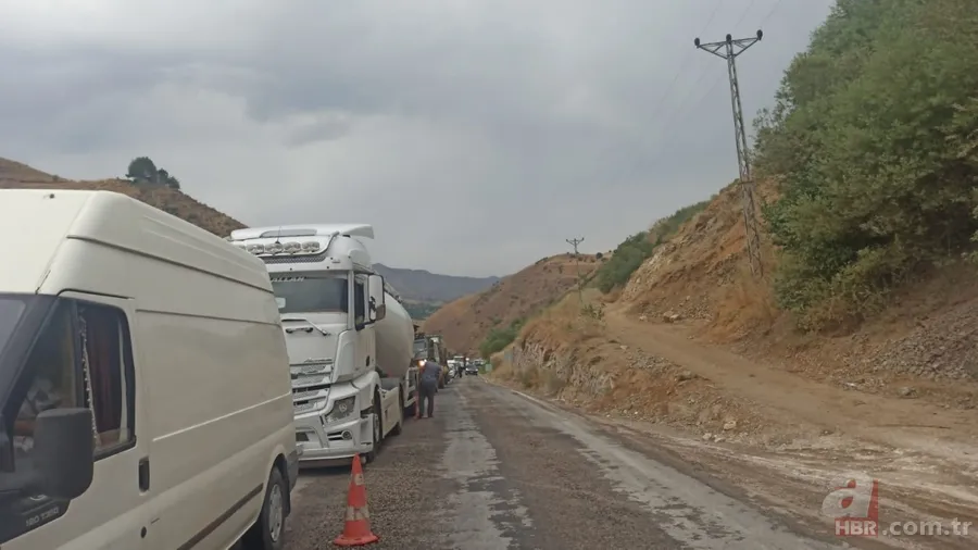 SON DAKİKA: Hakkari-Van kara yolu 3 noktada meydana gelen heyelan nedeniyle kapandı 1