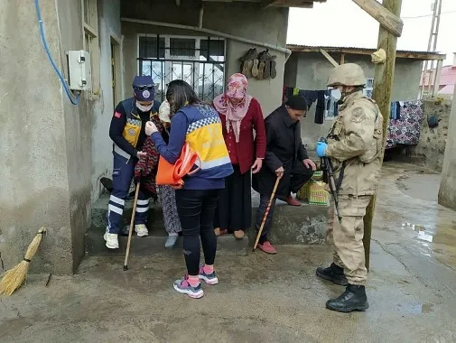 Mehmetçik ve sağlık ekipleri, evinde rahatsızlanan yaşlı kadın için seferber oldu - 4