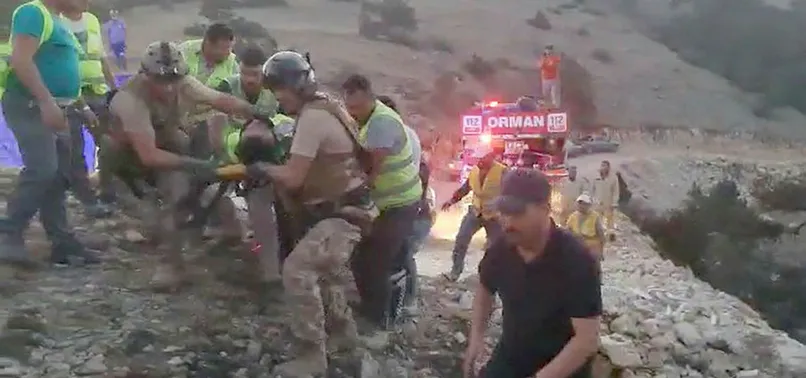 Muğla'da yanan ağaç ekiplerin üzerine devrildi: İki orman işçisi hastaneye kaldırıldı