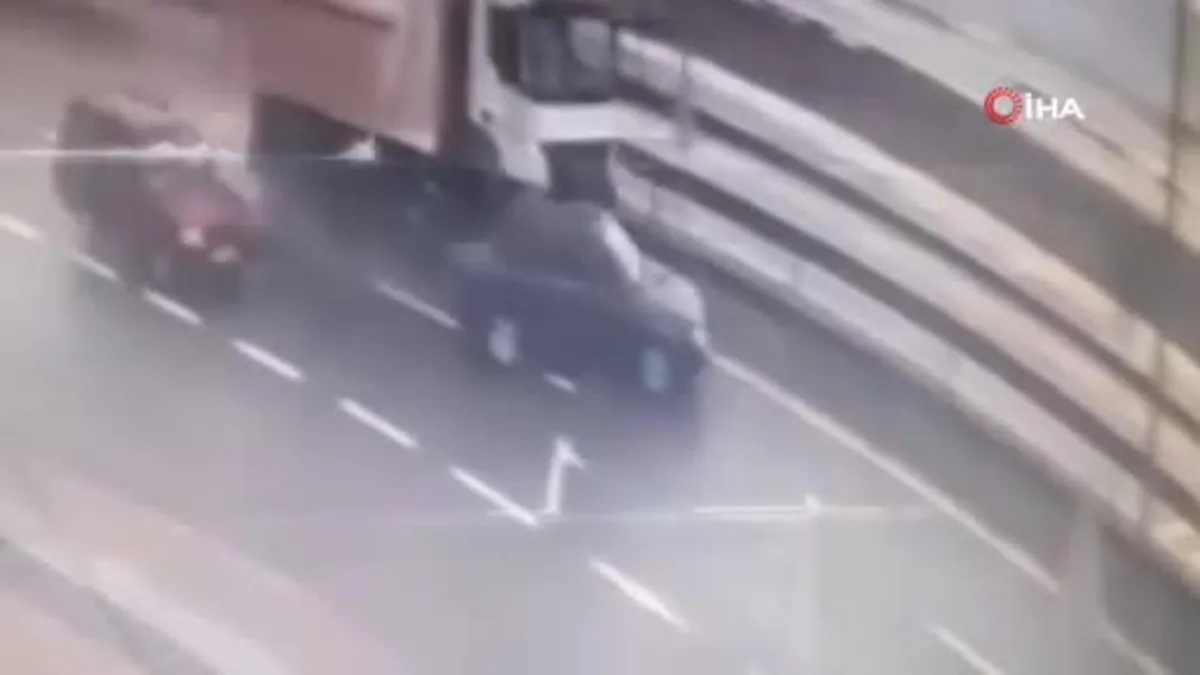 Ordu’da kamyonet ile otomobilin çarpıştı: Kaza güvenlik kamerasına yansıdı