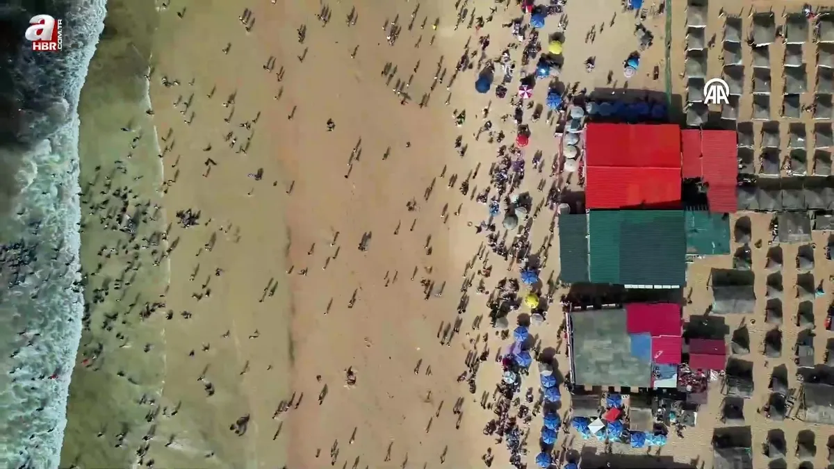 Dakar'da serinlemek isteyenler sahilleri doldurdu