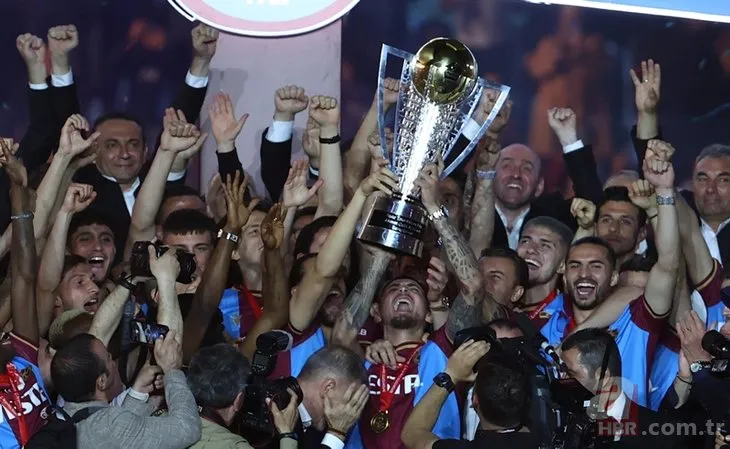 Trabzonspor şampiyonluk kupasını kaldırdı! İşte Trabzon’dan tarihe geçen görüntüler