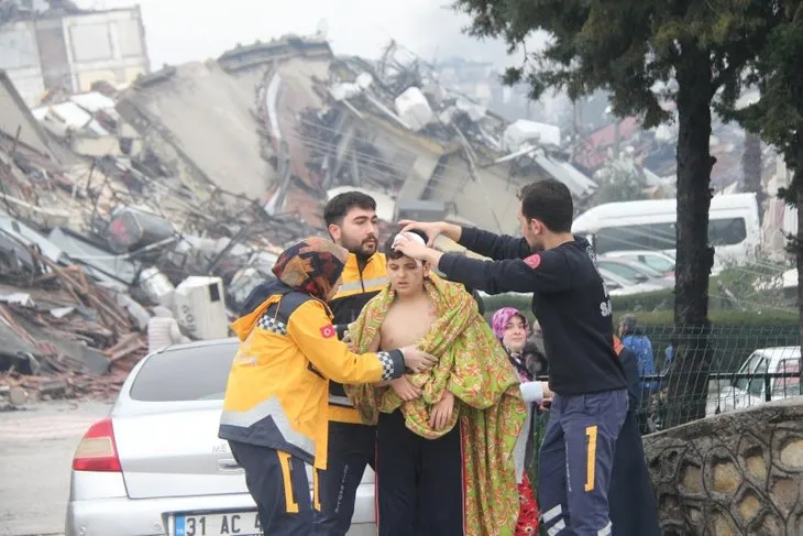 KAHRAMANMARAŞ'TA 7,4'LÜK DEPREM! Deprem bölgesinde kurtarma çalışmaları devam ediyor | İğne deliğinden çıkarıldılar