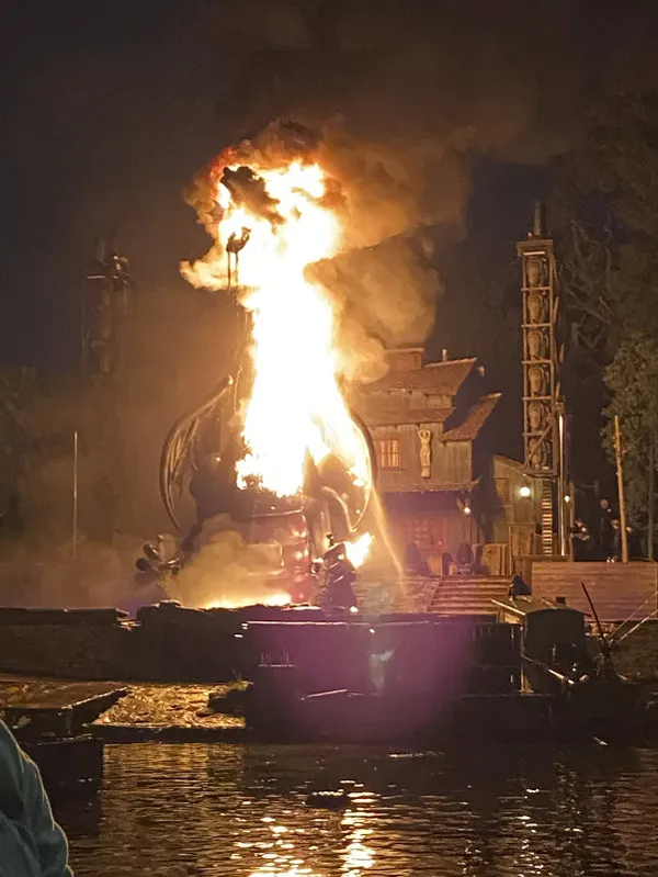 1682331575051.jpg Disneyland'da korku dolu anlar! Alev alan mekanik ejderha paniğe yol açtı - 5