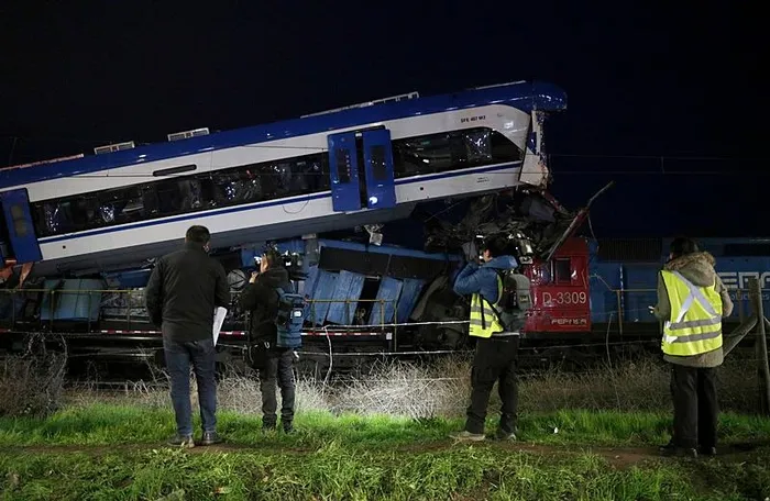 1718892074115.jpeg Şili'de iki tren kafa kafaya çarpıştı! Ölü ve yaralılar var - 2