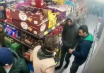 Markette uyuşturucu alışverişi kameralara takıldı