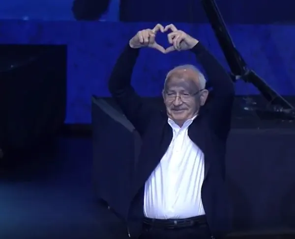 CHP’de ileri demokrasi: Kılıçdaroğlu’na ’aday olma’ diyen gence yaka paça müdahale ettiler