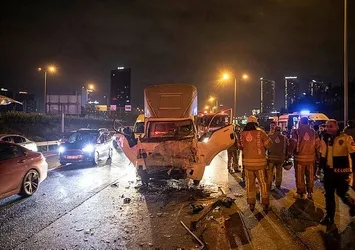 Bağcılar'da feci kaza! İki kamyonet çarpıştı: 3 ağır yaralı