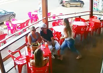 Kocasını suçüstü yakalayan kadın acımadı