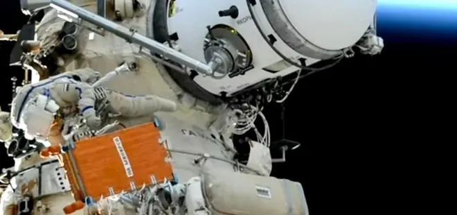 Rus kozmonotlardan uzay yürüyüşü: 8 saat sürdü