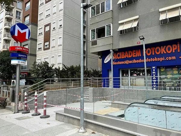 chpli-ibb-hizmette-servis-disi-istanbulda-metro-ve-metrobuste-vatandasin-yuruyen-merdiven-ve-asansor-cilesi-1692865755203.jpeg