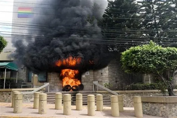 Honduras’ta protestocular ABD elçilik binasının kapısına dayandı