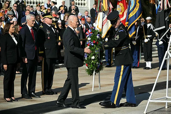 saskin-biden-yine-gundem-oldu-arlington-ulusal-mezarligini-ziyaretinde-1699773293379.jpg Şaşkın Biden yine gündem oldu! Arlington Ulusal Mezarlığı'nı ziyaretinde… - 4