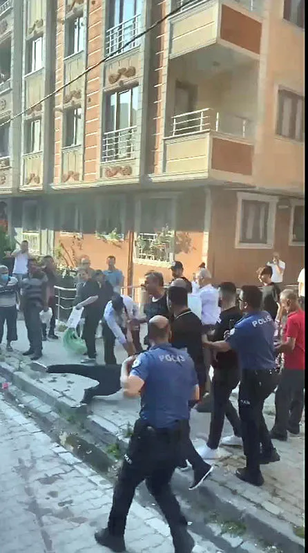 evi-yandi-kiracisina-saldirdi-yumruklar-havada-ucustu-1657520519865.jpg Evi yandı kiracısına saldırdı! Yumruklar havada uçuştu - 1