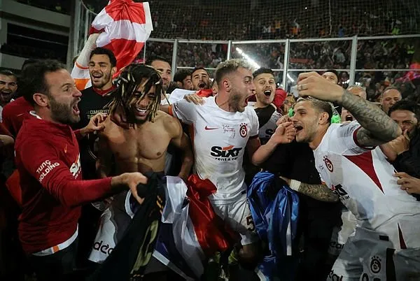 Galatasaray şampiyon oldu taraflar sokaklara döküldü! 81 ilden sevinç görüntüleri...