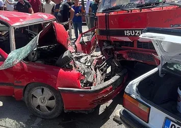 Yokuş aşağı kaydı iki otomobile ok gibi saplandı! Ankara'da feci kaza