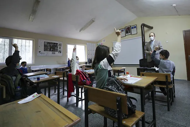 Son dakika: Yüz yüze eğitimde ders zili çaldı! Öğretmenler ne zaman aşı olacak?