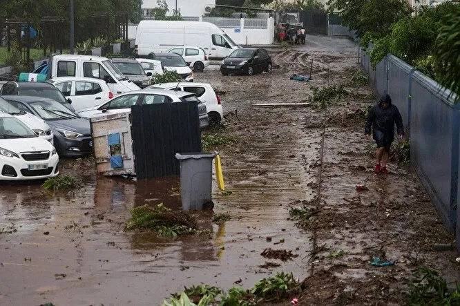 Reunion Adası’nda kasırga dehşeti: Yollar kapandı, binlerce kişi mağdur