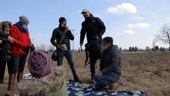 Sen Anlat Karadeniz’in Tahir’i Ulaş Tuna Astepe gönülleri fethetti! Sınırda bekleyen göçmenlere yardım dağıttı