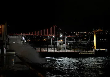 İstanbul'da fırtına hayatı olumsuz etkiliyor! Deniz suları taştı...