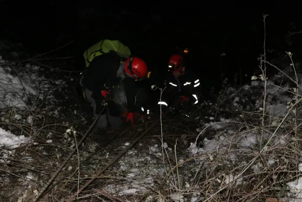 1640401513189.jpg Yoldan çıkan otomobil uçuruma yuvarlandı! Feci şekilde can verdi - 4