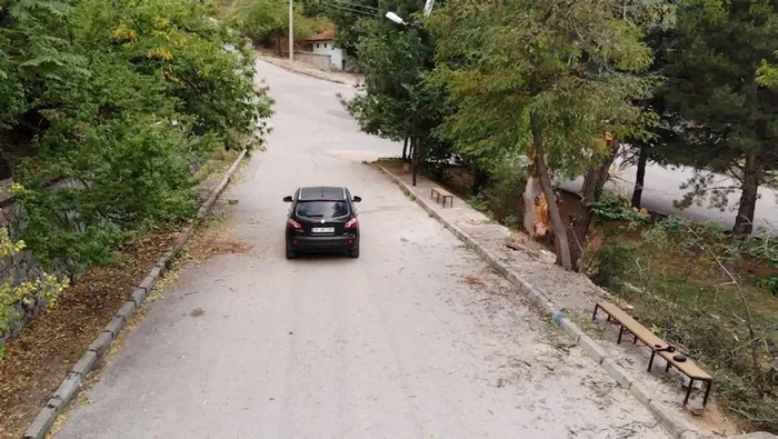 Esrarengiz yol görenleri hayrete düşürdü! Araçlar sürücülerin müdahalesi olmadan yokuş yukarı çıkıyor - 2