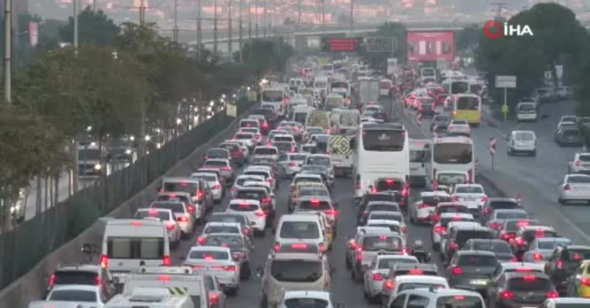 İstanbul'da haftanın ilk gününde trafik yoğunluğu yüzde 60'a çıktı