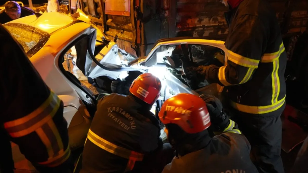 Kastamonu’da feci kaza! Tırın altına giren otomobilde can pazarı