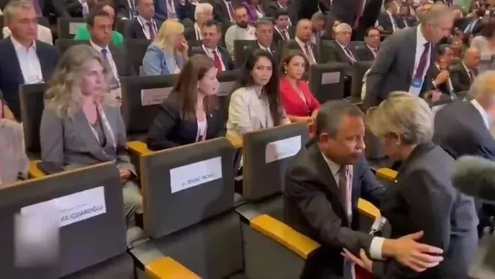 chpde-gergin-kurultay-kemal-kilicdaroglu-katilmadi-koltuguna-selin-sayek-boke-oturdu-1725655779572.jpeg CHP'de gergin kurultay! Kılıçdaroğlu kavgasında yumruklar havada uçuştu - 4