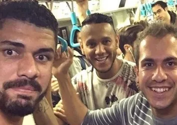 Fenerbahçeli futbolcular Marmaray'da