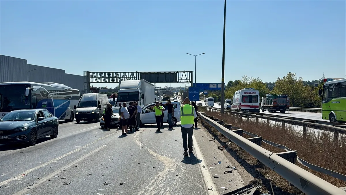 D-100 kara yolunda zincirleme kaza: 2 kişi yaralandı