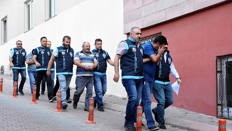 Kayseri’de engelli adamı dolandırmak isteyen çeteye eş zamanlı operasyon