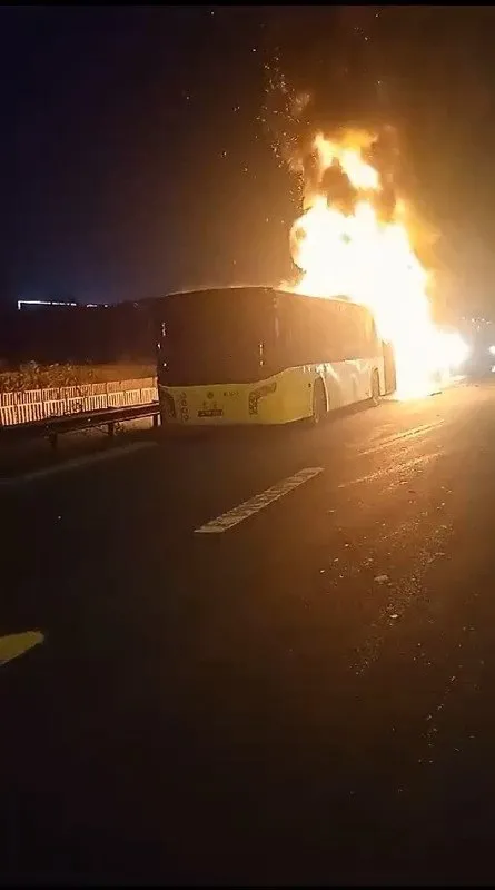 Seyir halindeki İETT otobüsü alev alev yandı! Faciaya ramak kaldı