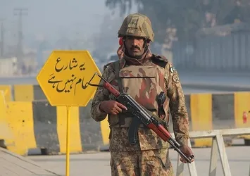 Pakistan'da medresede patlama: 25 ölü