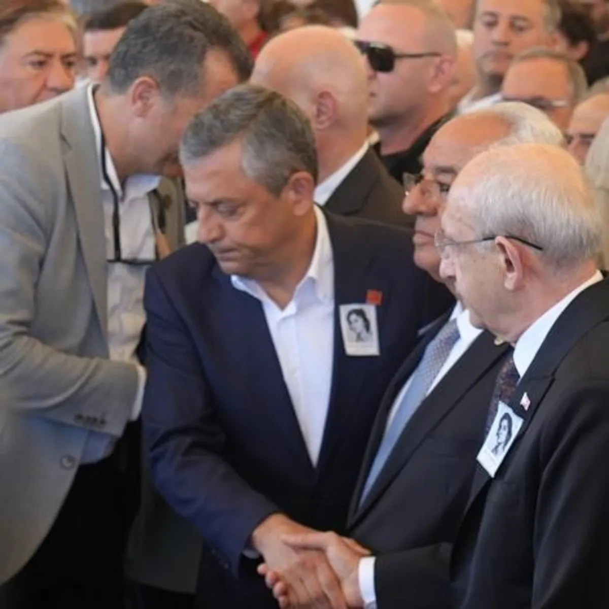 Kılıçdaroğlu ve Özel cenazede tokalaştı! CHP'de mutlak butlan sonrası ikinci temas