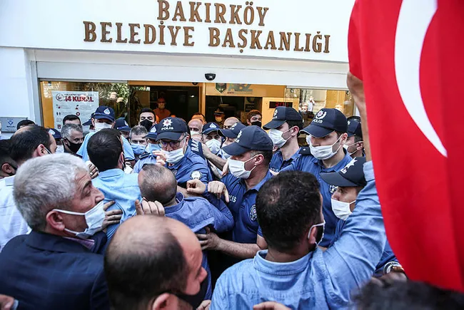 CHP’li Bakırköy Belediyesi pazar yeni kapattı, esnaf tepki gösterdi