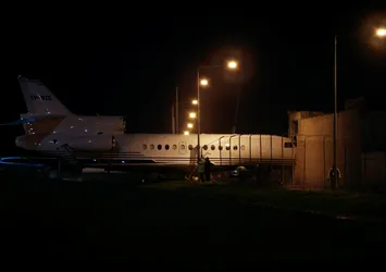 Malta'da ilginç kaza: Uçak binaya daldı