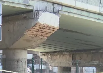 Bayrampaşa'da İBB'nin ihmali yüzünden halk tedirgin! Köprü bakımsızlık nedeniyle parça parça dökülüyor