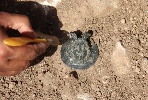 adiyaman-perredeki-kazilarda-medusa-kabartmali-madalya-bulundu-1664972030792.jpg Adıyaman Perre’deki kazılarda Medusa kabartmalı madalya bulundu - 2