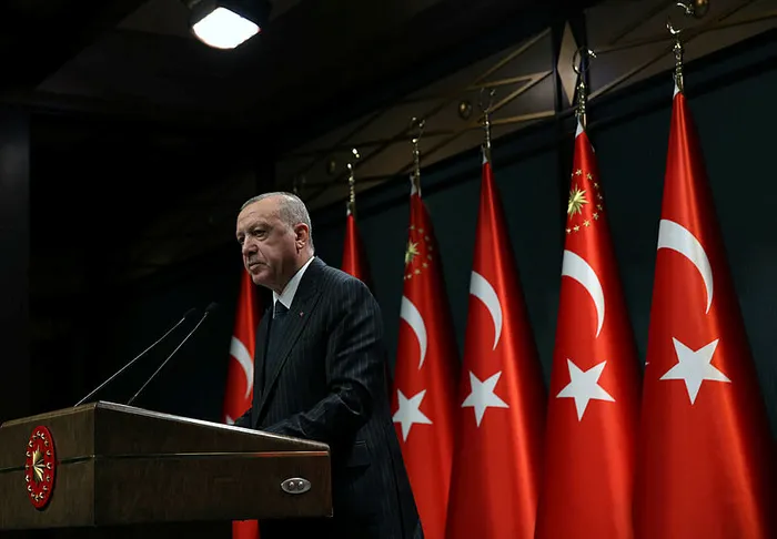 kabine bugun toplandi iste masadaki