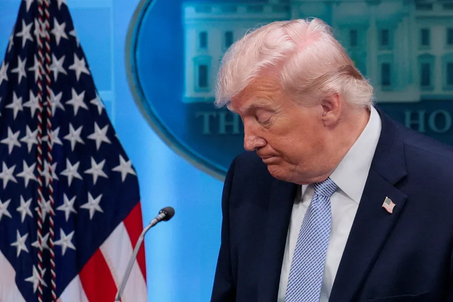 abdnin-iranda-istihbarat-basarisizligi-trump-bile-bile-felakete-yurumus-1775553461388.jpg ABD Başkanı Donald Trump, Beyaz Saray'da basını bilgilendirme toplantısı sonrası (REUTERS)