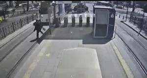 Tramvayın altına böyle atladı! Dehşet anları kamerada