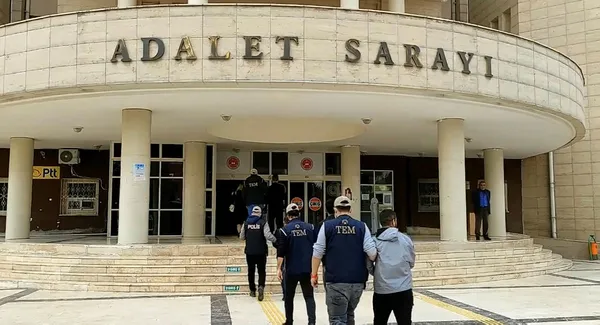 sanliurfada-bombali-saldiri-plani-yapan-terorist-yakalandi-aldigi-talimati-itiraf-etti-1669053210619.jpg Şanlıurfa'da bombalı saldırı planı yapan terörist yakalandı! Aldığı talimatı itiraf etti - 1