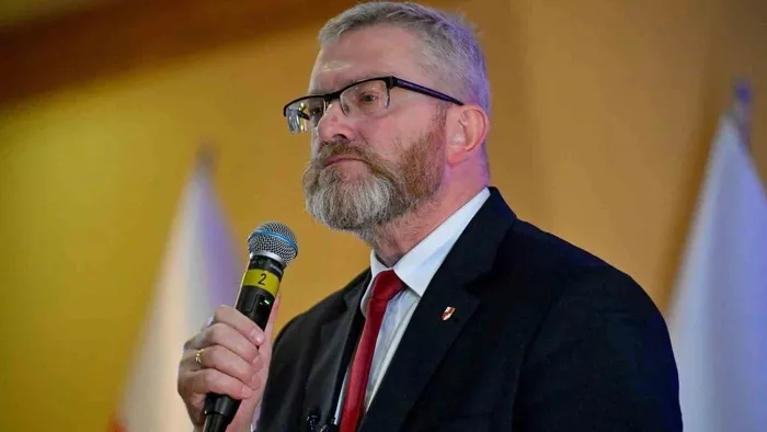 polonya-parlamentosunda-lgbt-skandali-polonyali-vekil-braun-sapkinligi-ayaklariyla-cignedi-kamusal-rezaleti-on-1749754160066.jpeg Avrupa Parlamentosu milletvekili ve Polonya Tacı Konfederasyonu Partisi Genel Başkanı Grzegorz Braun