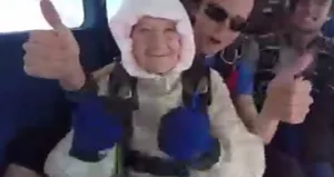 102 yaşında paraşütle atladı