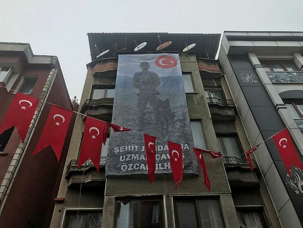 sehit-jandarma-uzman-cavus-ozcan-ilhan-istanbulda-topraga-verildi-1684334810394.jpg Şehit Jandarma Uzman Çavuş Özcan İlhan İstanbul'da toprağa verildi - 4