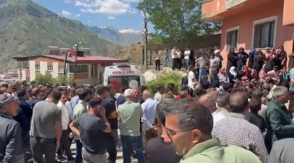 hakkaride-aile-ici-vahset-kayinpederinin-evini-basip-4-kisiyi-oldurdu-1781423978102.jpeg Hakkari'de aile içi vahşet! Kayınpederinin evini basıp 4 kişiyi öldürdü - 1