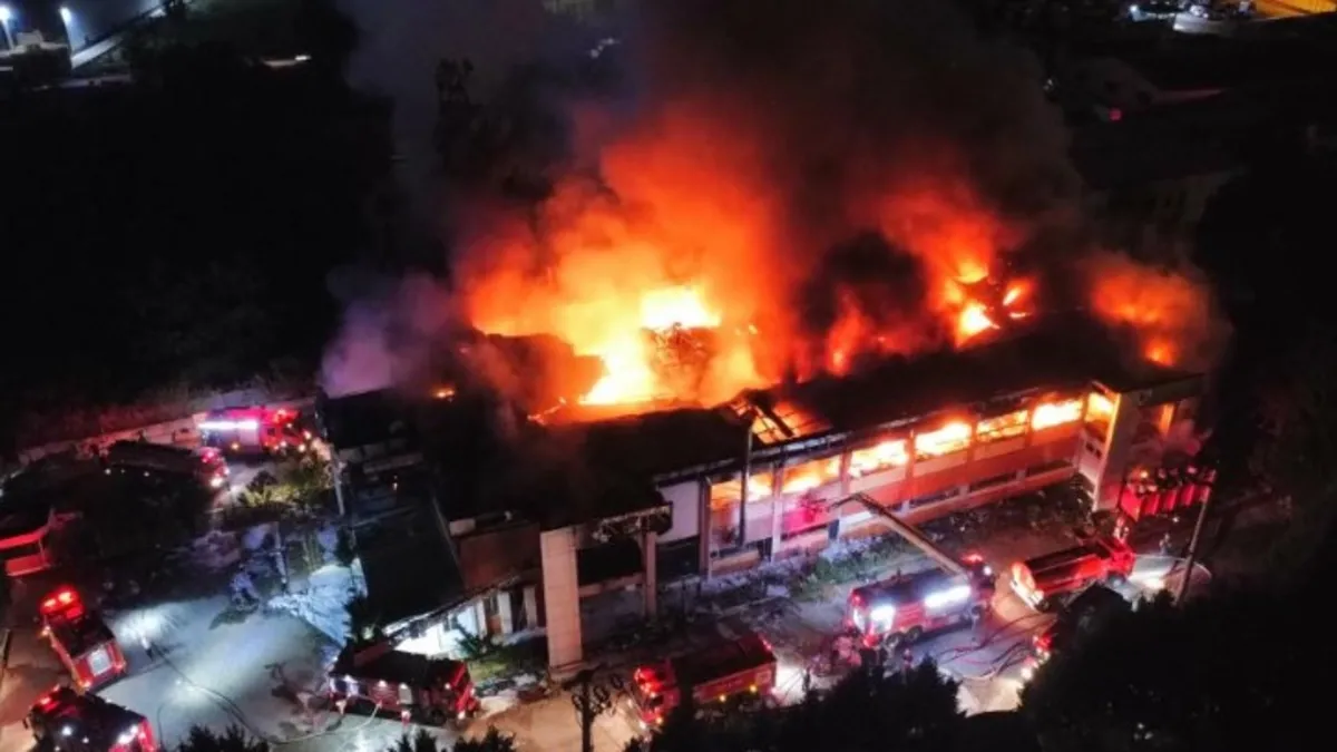 Sakarya'da kozmetik fabrikasında yangını! Alevler kontrol altında