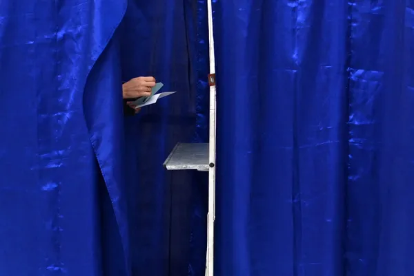 Fransa’da halk sandık başında! 12 adaylı Cumhurbaşkanlığı seçimini kim kazanacak?